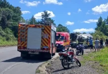 Acidente com carreta deixa dois mortos na SC-135