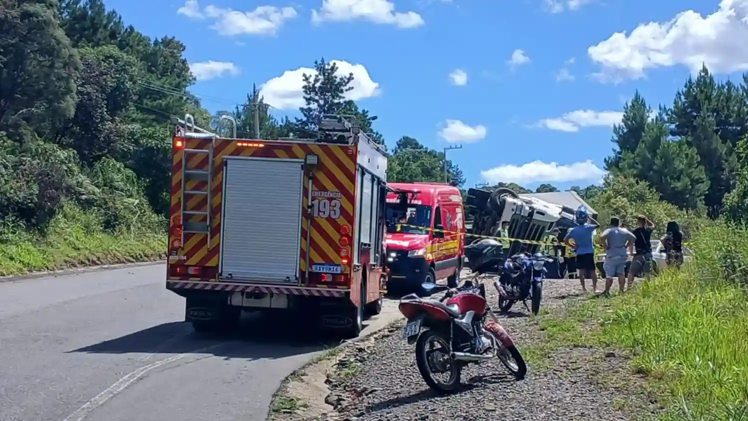Acidente com carreta deixa dois mortos na SC-135
