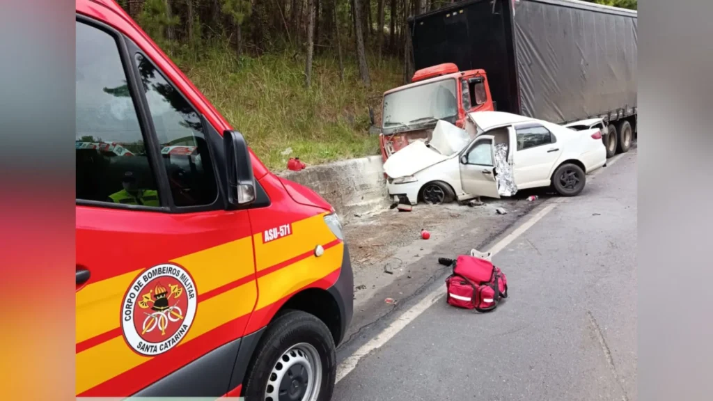 Colisão entre carro e caminhão deixa um morto na SC-350