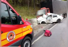 Colisão entre carro e caminhão deixa um morto na SC-350