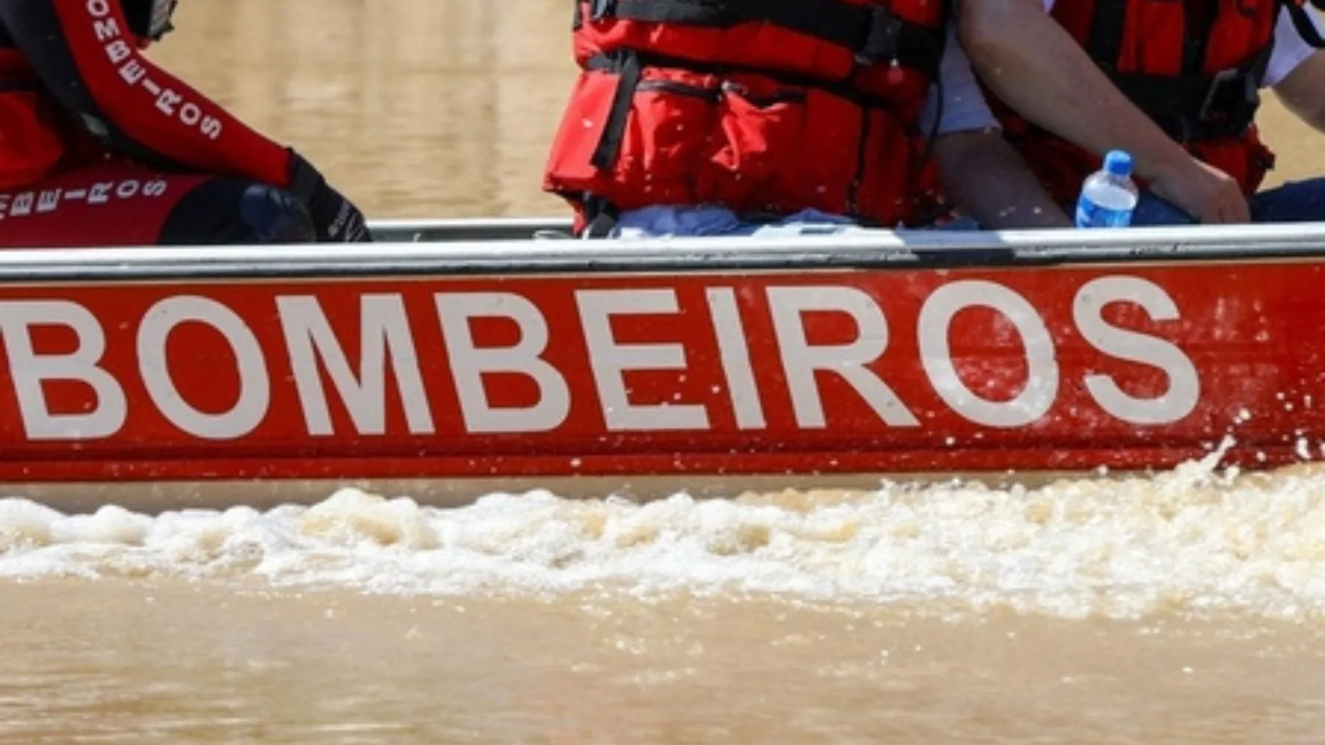 Mãe e filha desaparecem após serem levadas por correnteza
