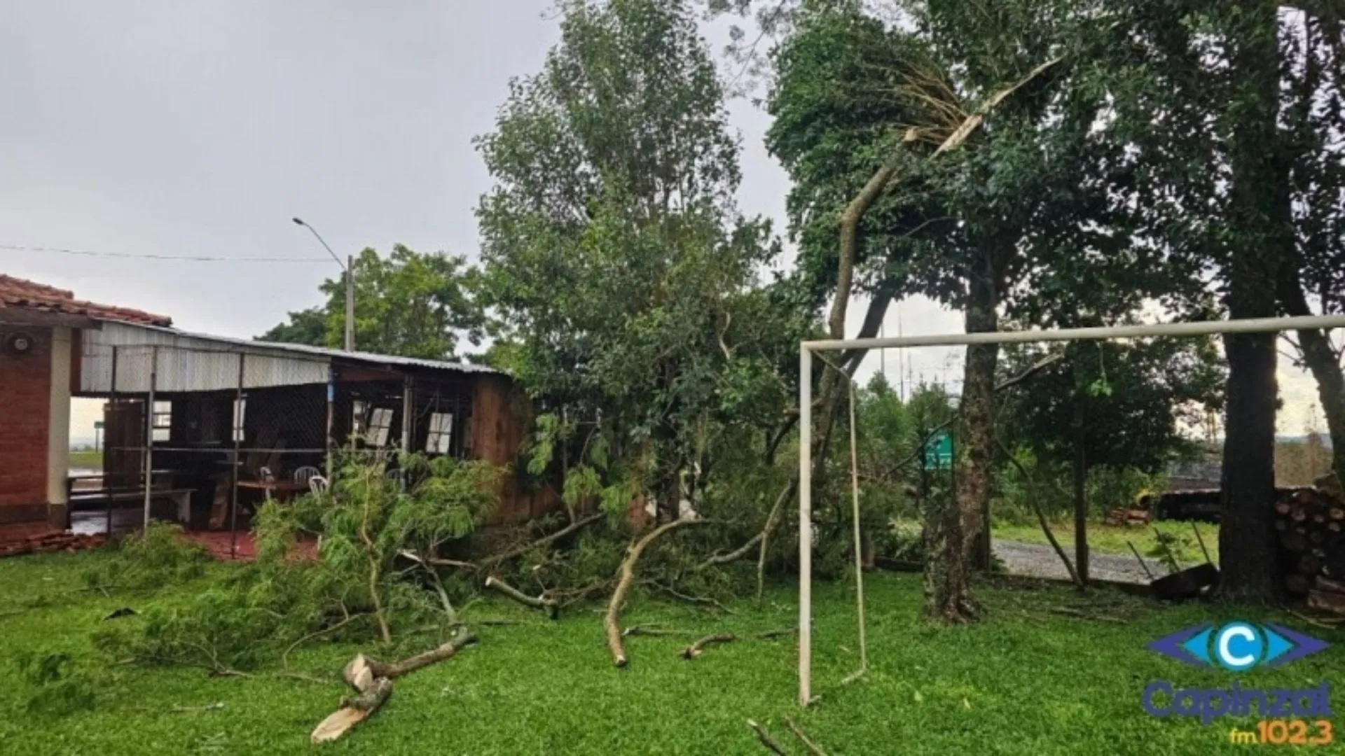 Temporal com vento e granizo causa danos no interior de Capinzal