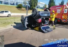 Colisão com capotamento deixa mulher ferida em Campos Novos