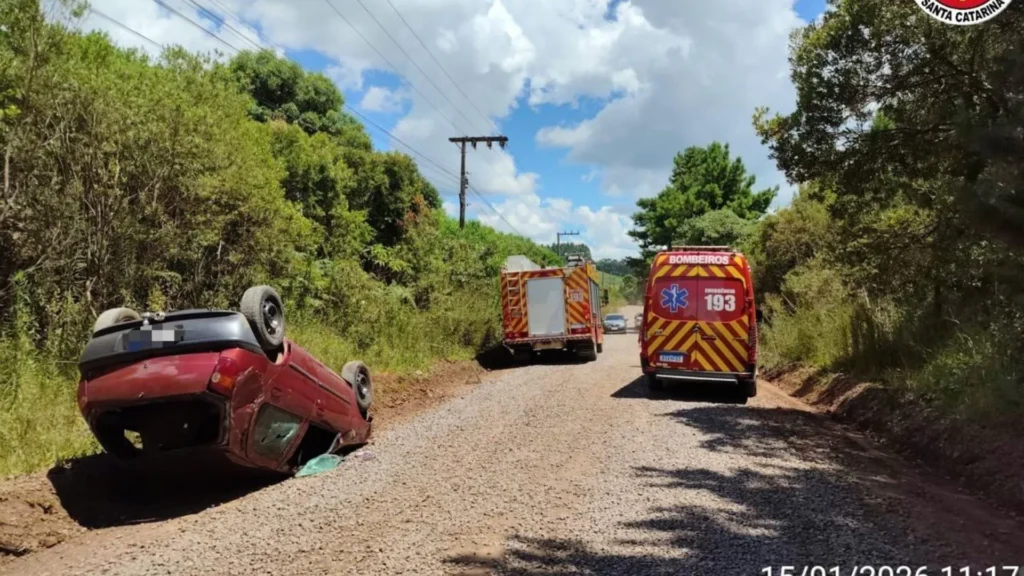Jovem fica ferida após capotamento em Fraiburgo
