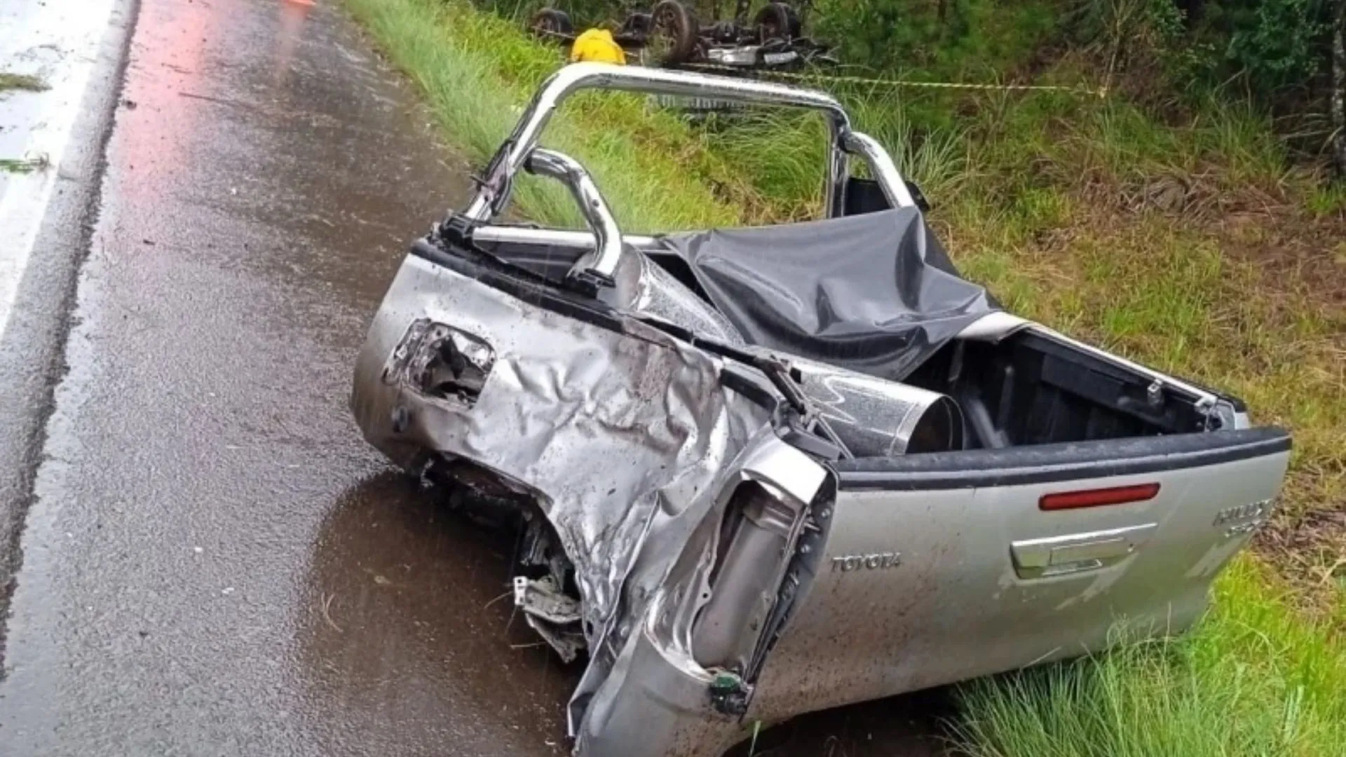 Camionete parte ao meio após colidir em árvores na BR-282