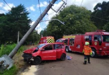 Carro sai da pista e derruba poste na estrada geral do Rio Bugre