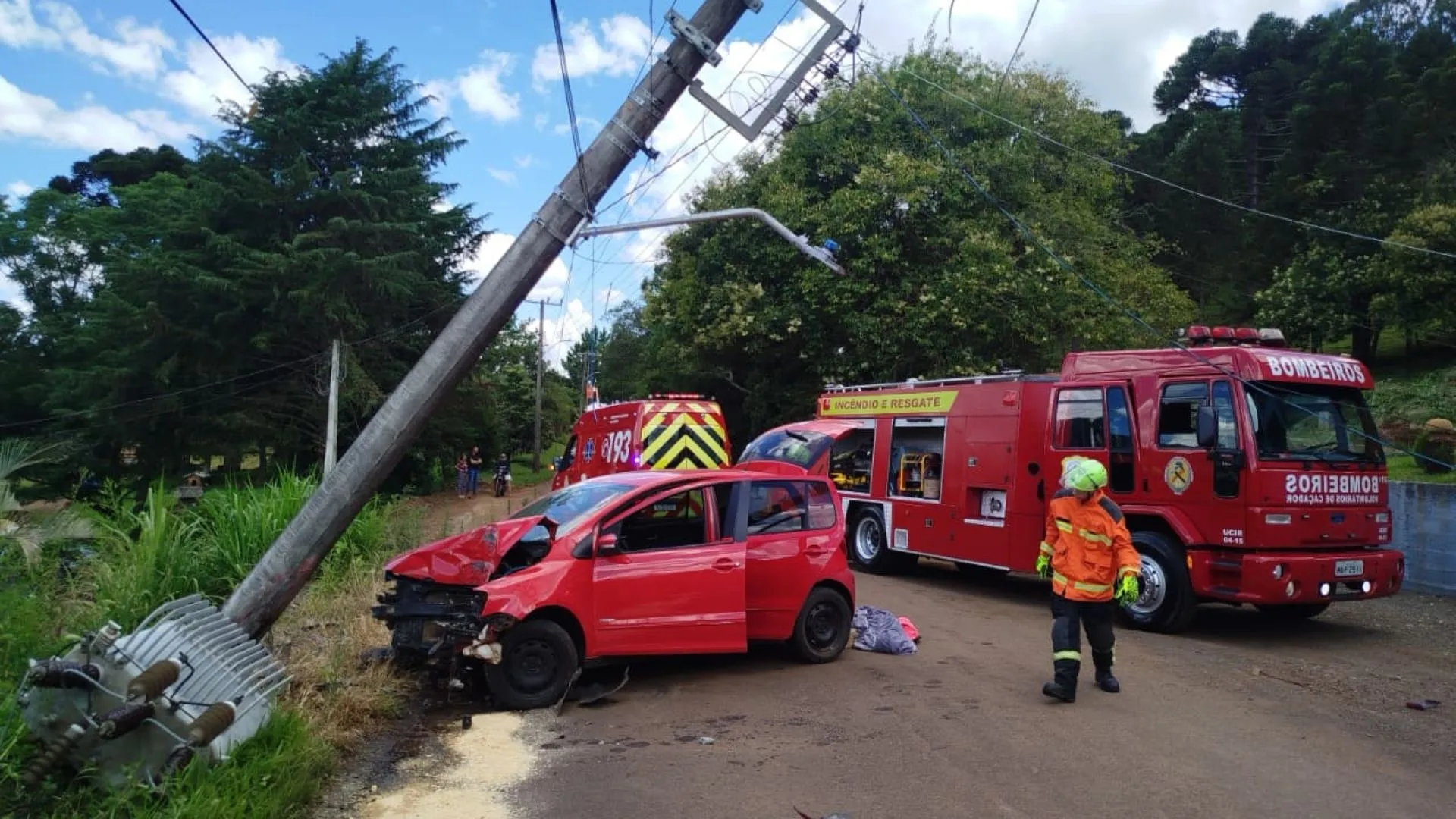 Carro sai da pista e derruba poste na estrada geral do Rio Bugre