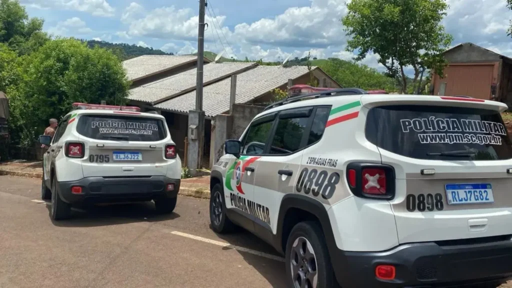 Homem mata esposa e filha e morre após confronto com a PM