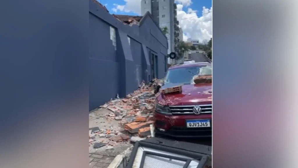 Fachada de prédio desaba e atinge veículo no centro de Caçador
