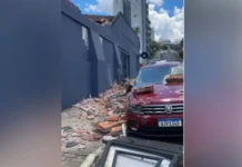 Fachada de prédio desaba e atinge veículo no centro de Caçador