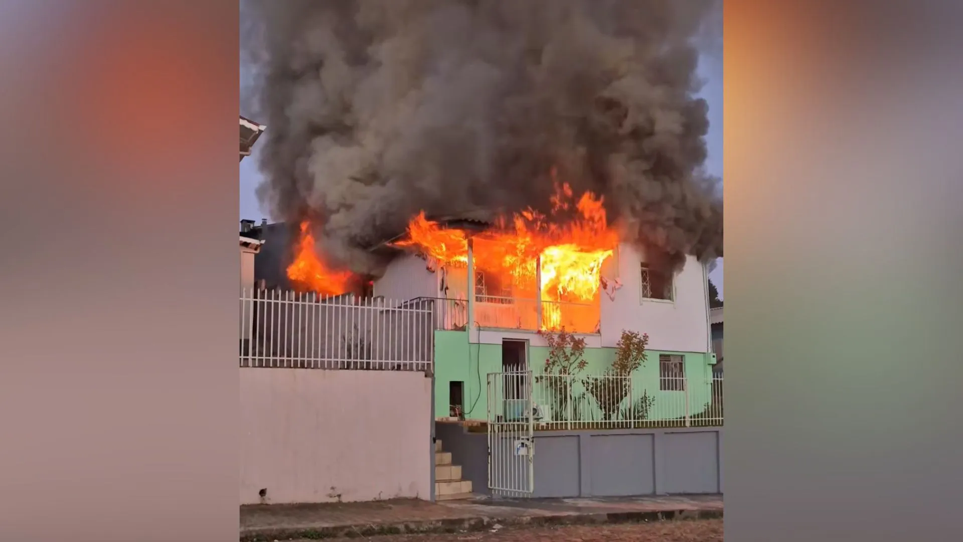 Incêndio destrói casa no bairro Berger em Caçador