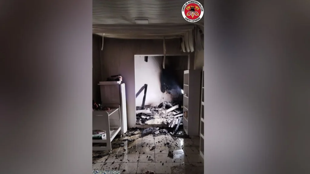 Incêndio atinge casa de dois pavimentos no centro de Campos Novos