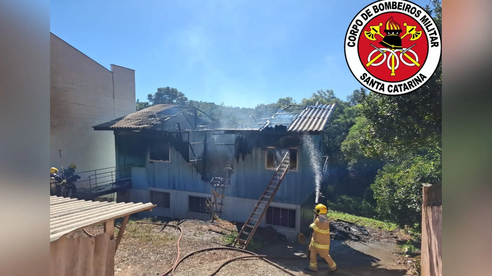 Incêndio destrói parte de residência em Tangará