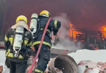 Incêndio destrói 700 m² de fábrica de tecidos no Sul de SC