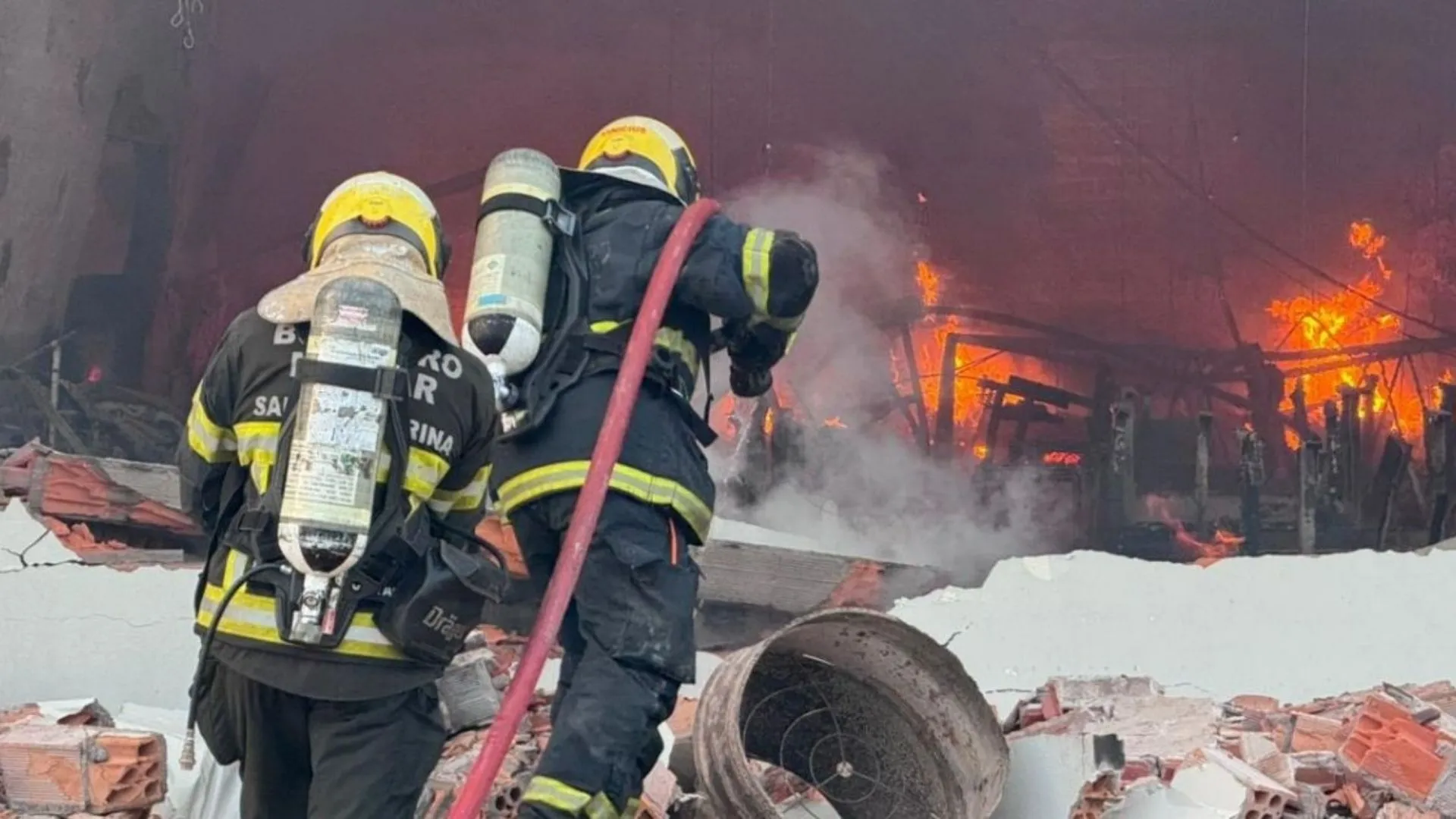 Incêndio destrói 700 m² de fábrica de tecidos no Sul de SC