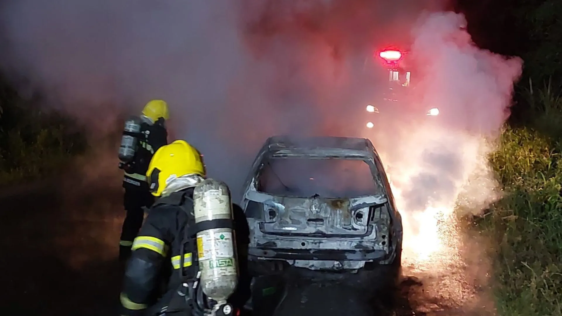 Incêndio destrói veículo na Estrada Santa Lúcia, em Videira