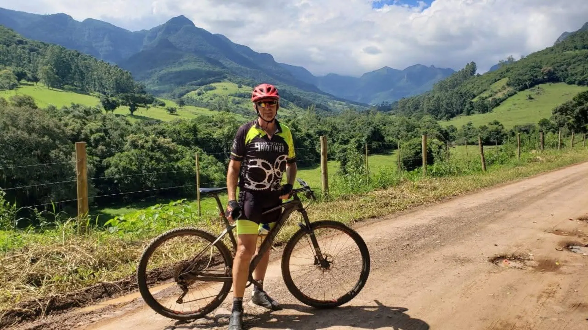 Ciclismo no verão traz benefícios e exige cuidados, destaca ciclista
