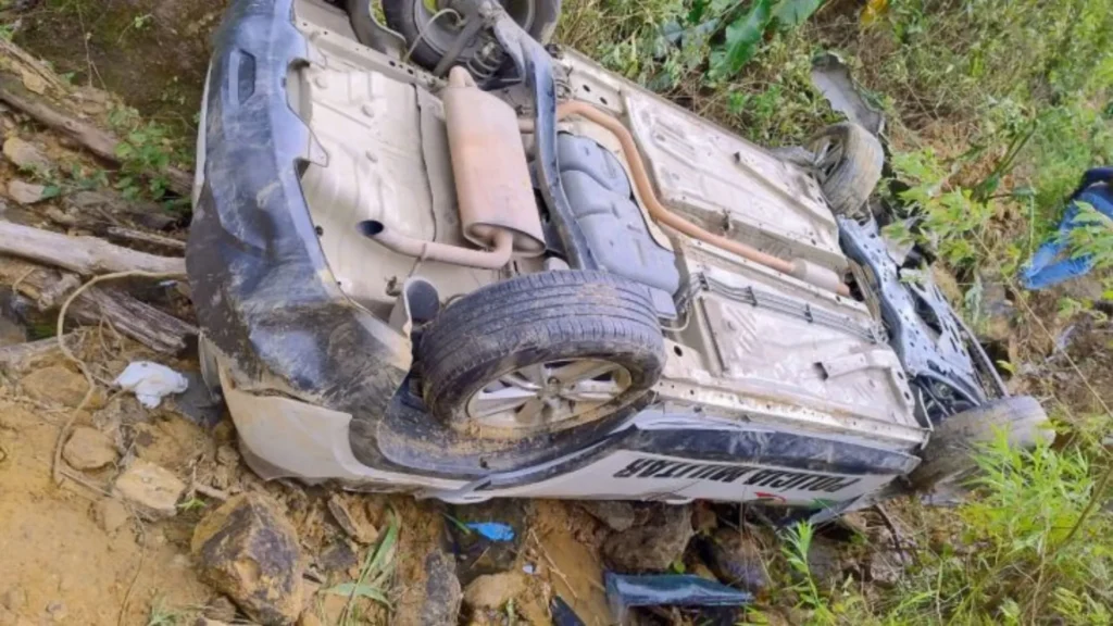 Viatura da PM cai em ribanceira de 50 metros em SC