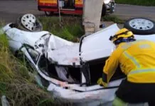 Jovem de 19 anos morre após carro atingir ponto de ônibus