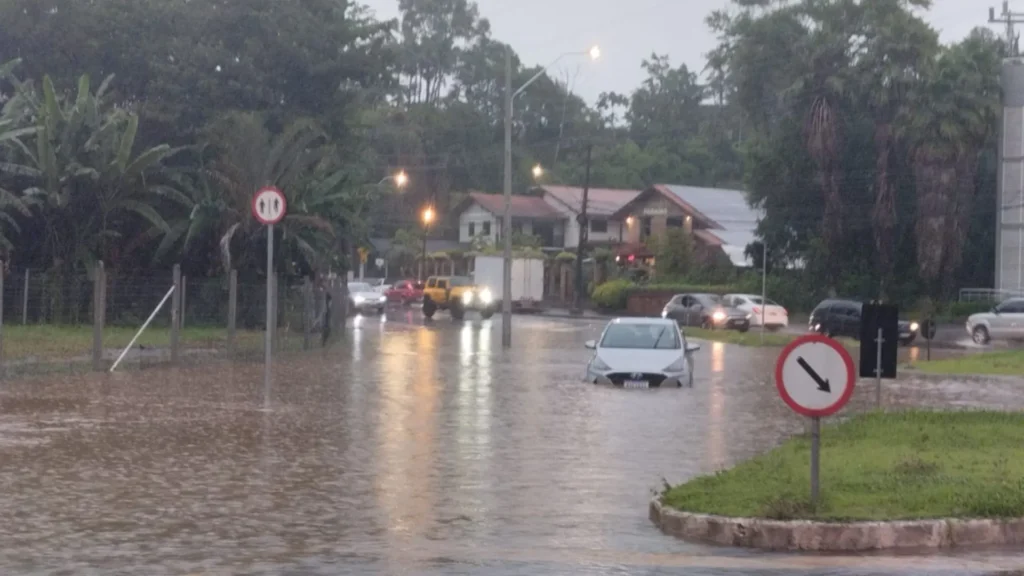 Chuva intensa provoca alagamentos em SC