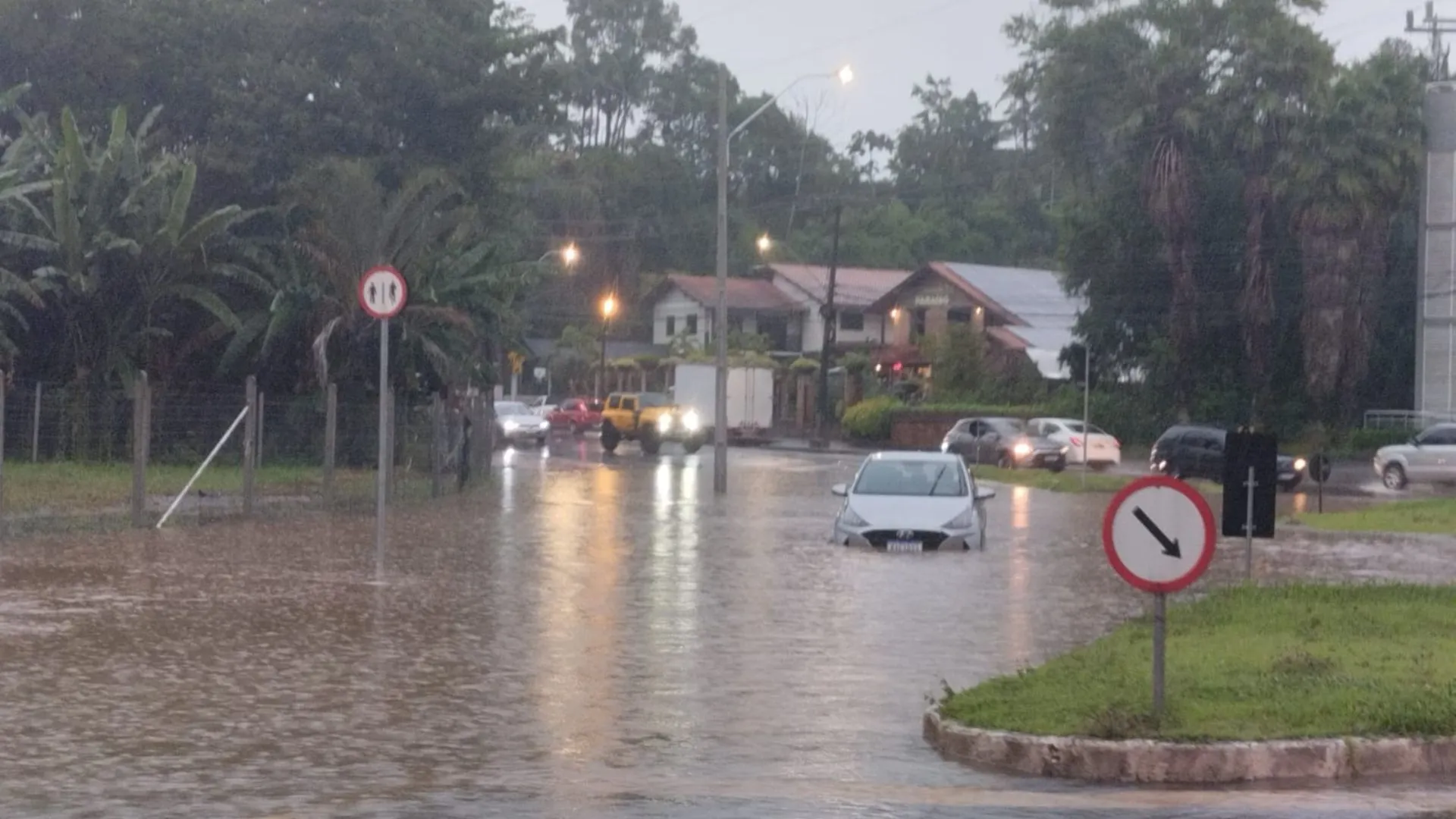 Chuva intensa provoca alagamentos em SC