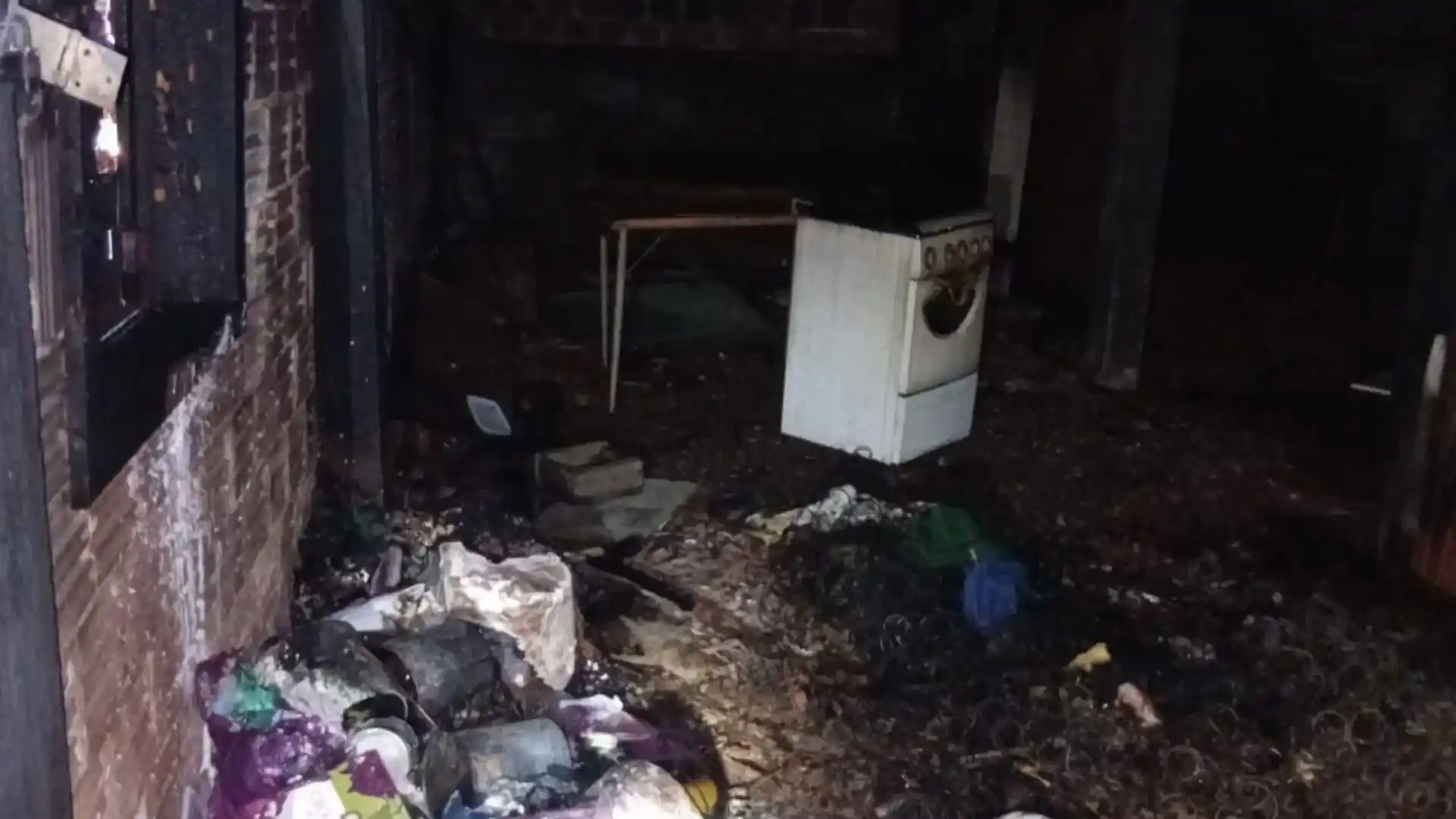 Fogo começou no porão do imóvel e foi controlado antes da chegada dos bombeiros; ninguém ficou ferido