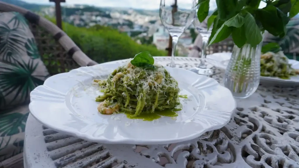 Essência na Cozinha ensina receita de macarrão ao pesto com camarão