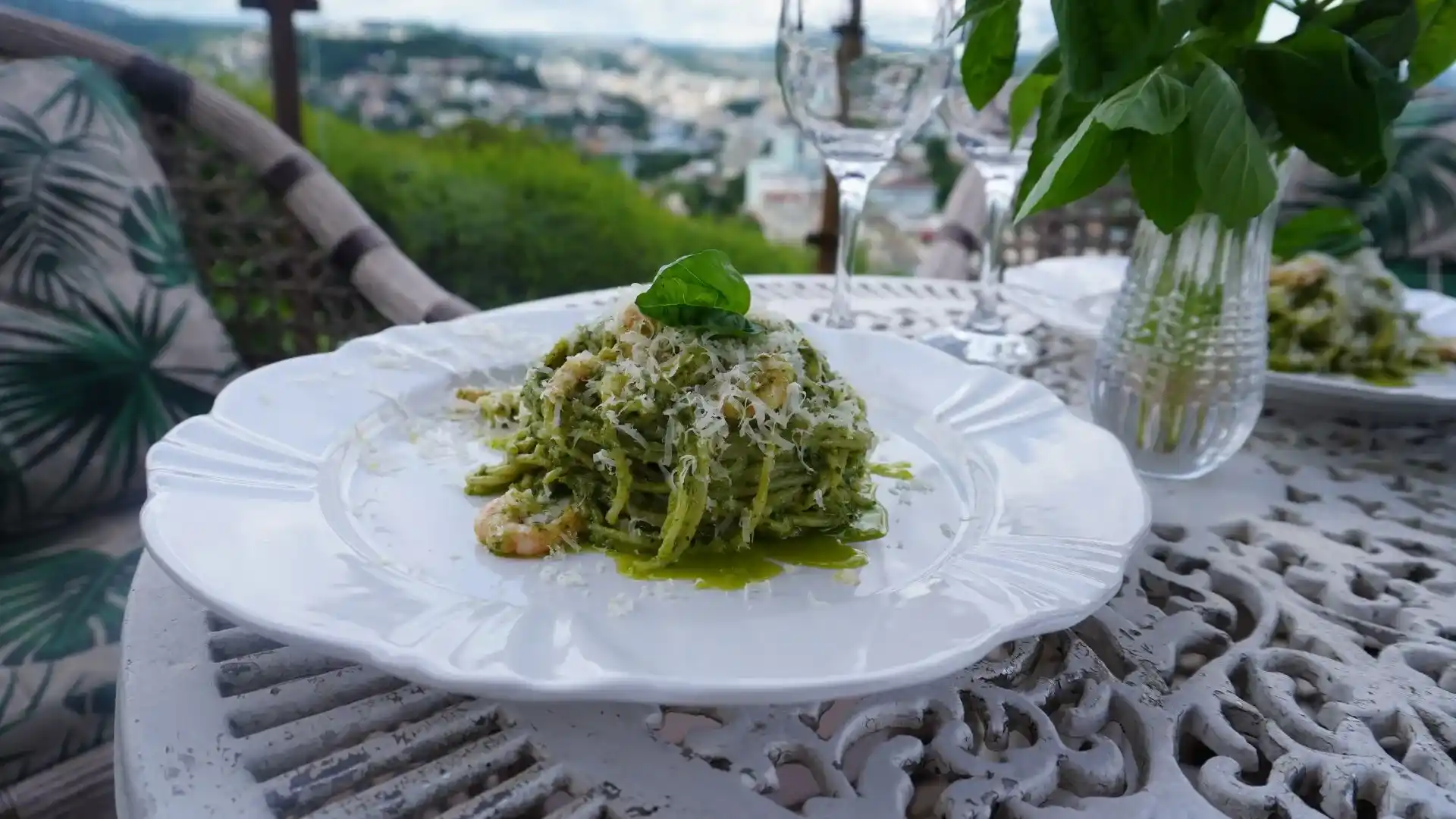 Essência na Cozinha ensina receita de macarrão ao pesto com camarão