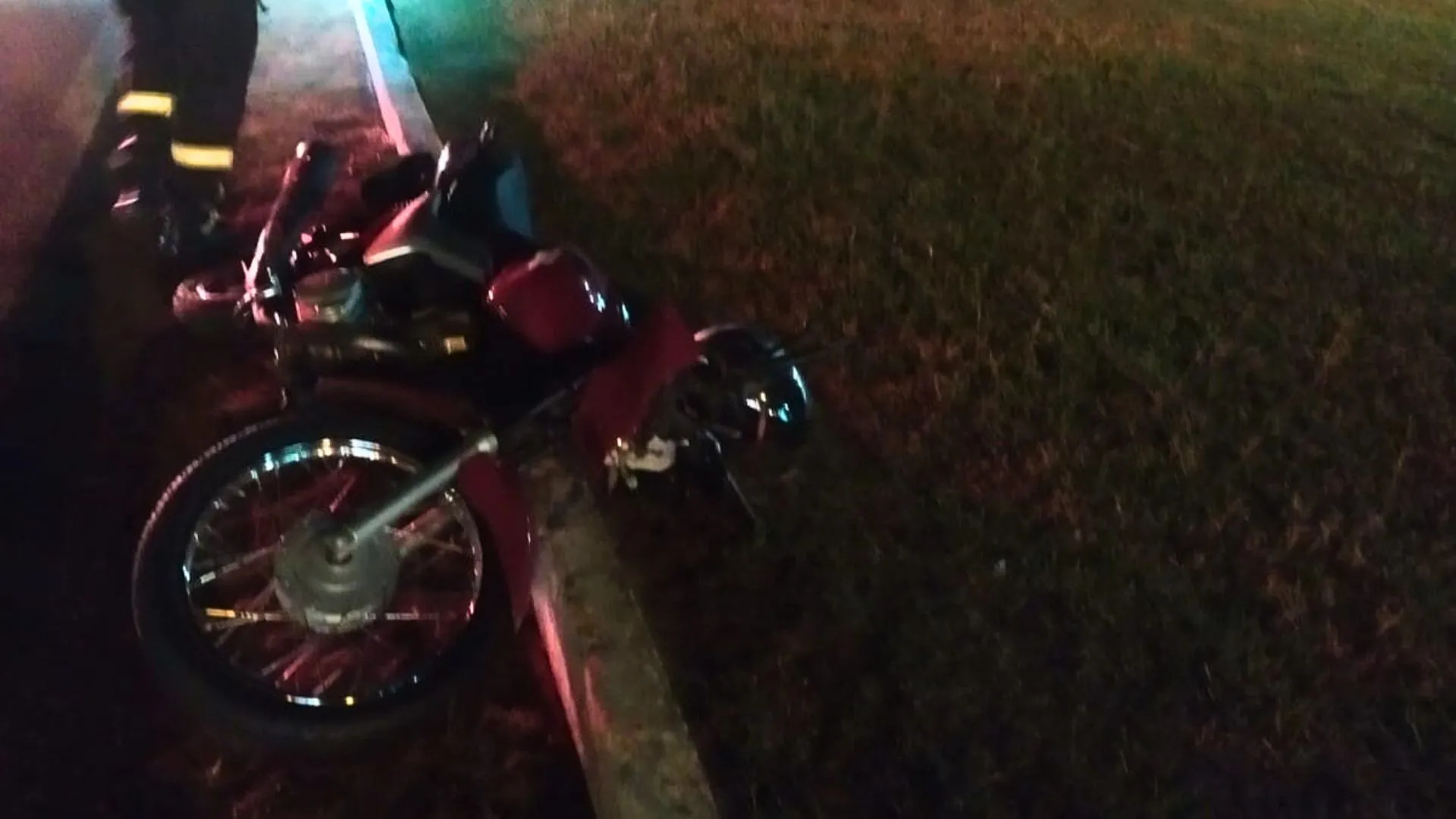 Colisão entre carro e moto mata homem e fere menina no Meio-Oeste