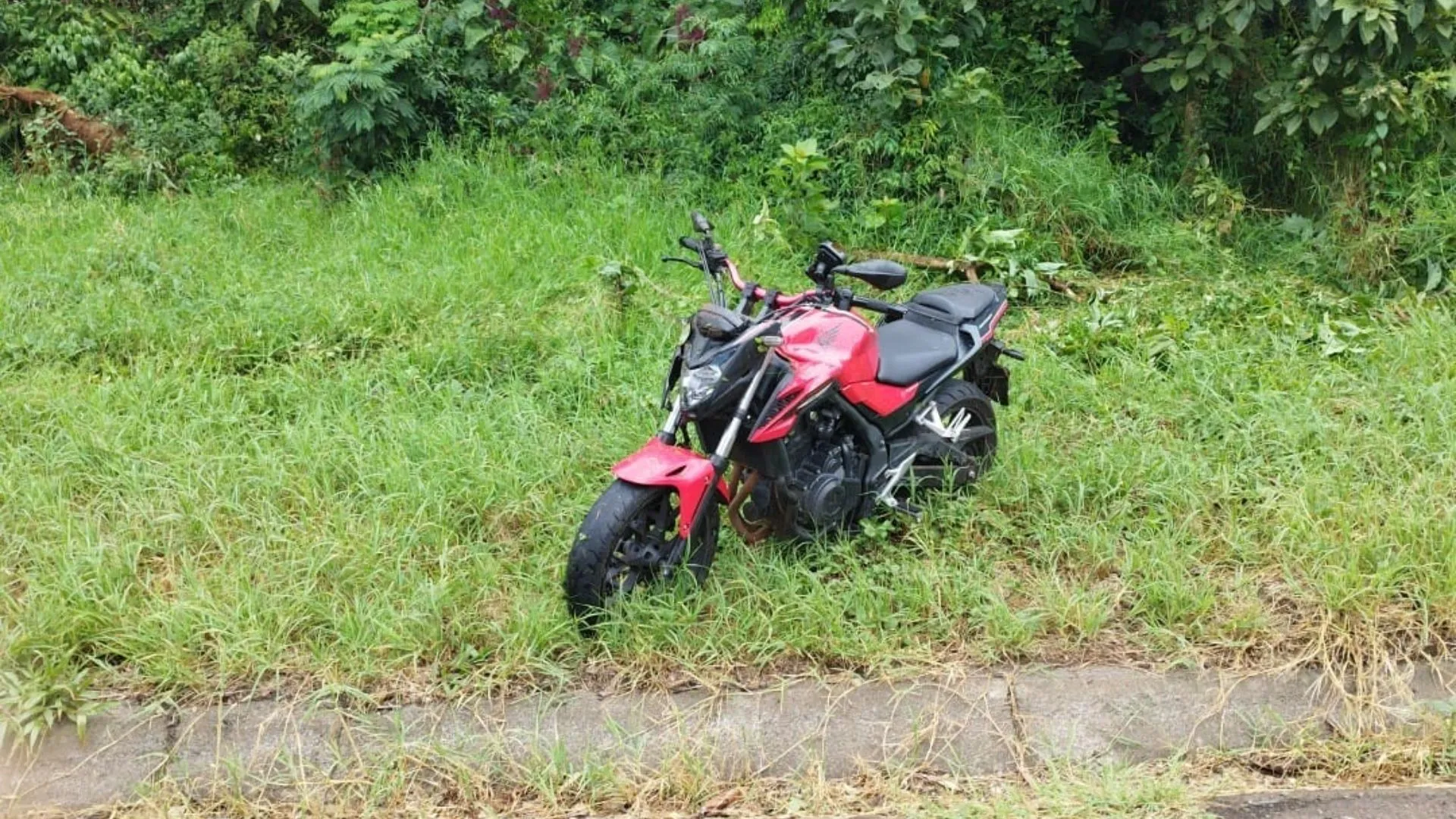Jovem fica ferido após acidente de moto na Curva do Chiqueirão