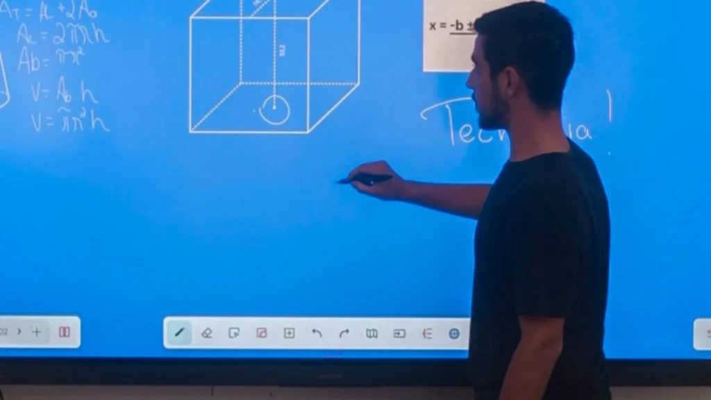 Escolas de Videira ganham lousas digitais de última geração