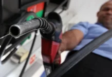 Gasolina fica mais cara para o consumidor apesar dos cortes da Petrobras