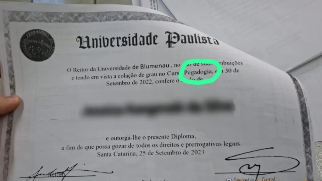 Professora apresenta diploma falso em “PeGaDogia” para dar aulas em cidade do Meio-Oeste