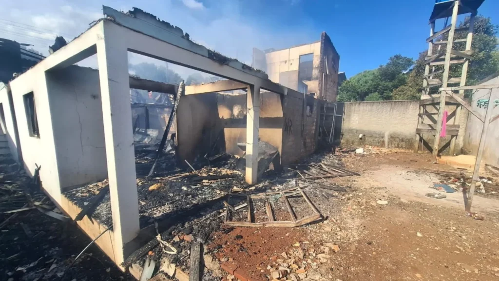 Casa é totalmente destruída pelo fogo em Monte Carlo