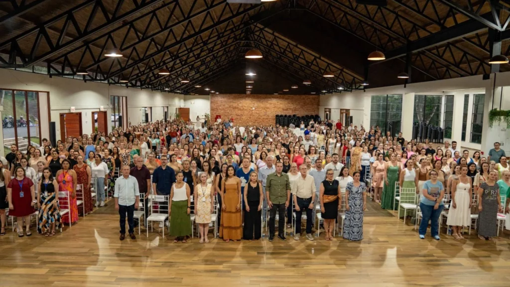 Stand up do humorista Diogo Oliveira marca abertura do ano letivo em Videira