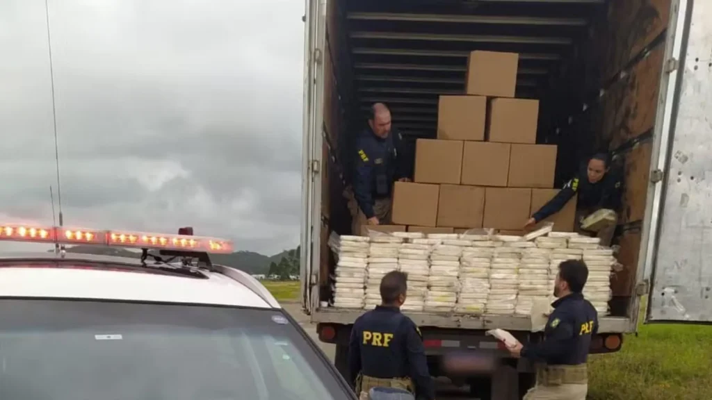 Operação em SC mira grupo por trás de 1,3 t de cocaína apreendida em 2024
