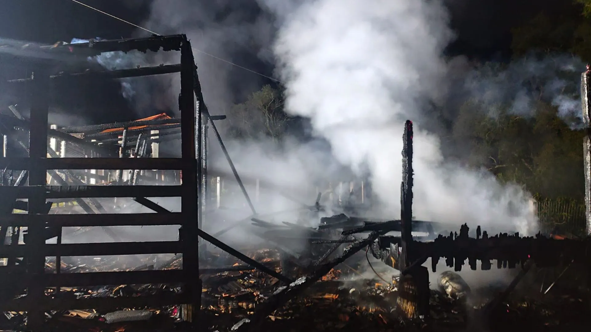 Incêndio destrói depósito em área rural de Rio das Antas