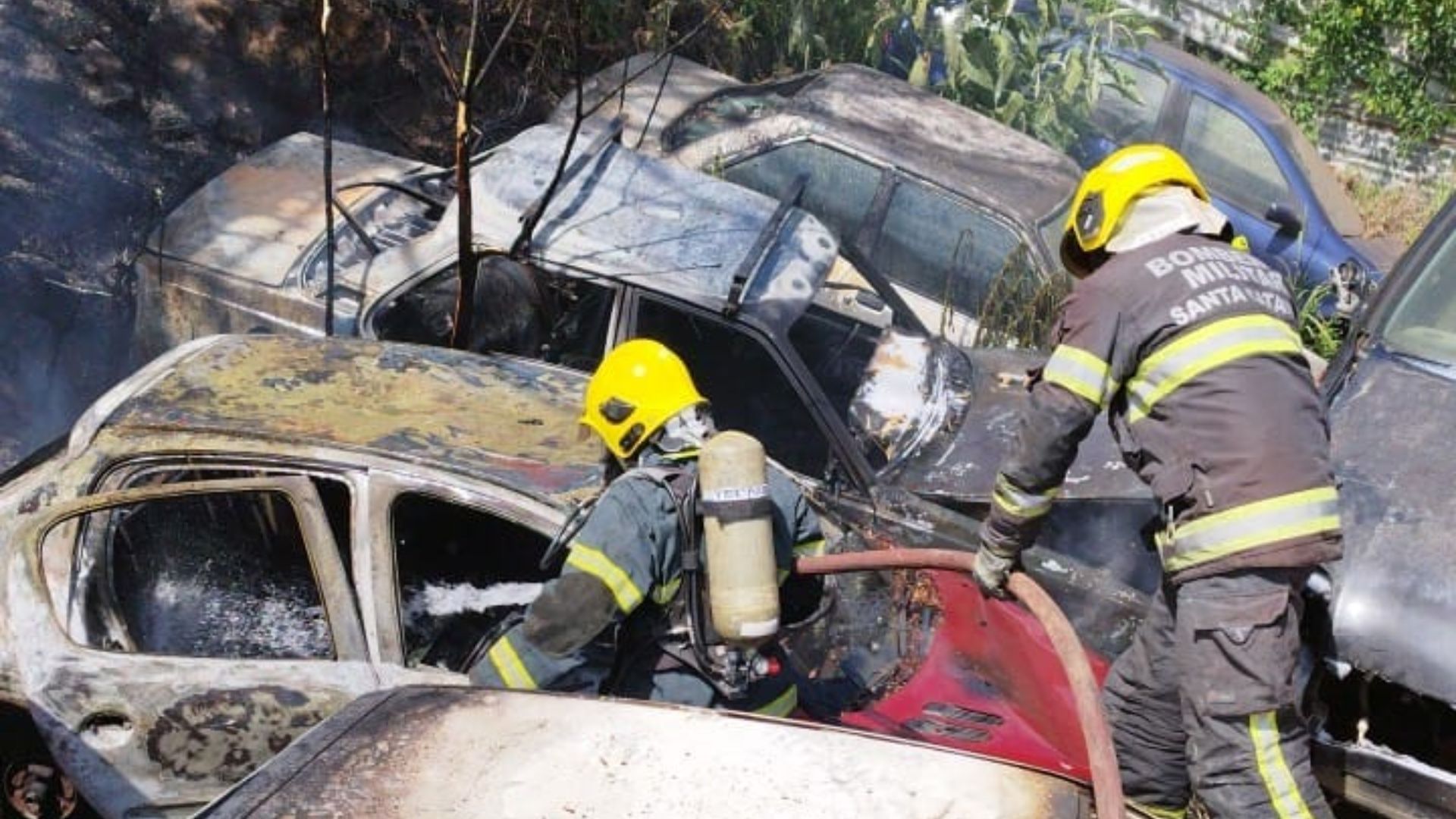 Sete veículos são destruídos por incêndio em Campos Novos