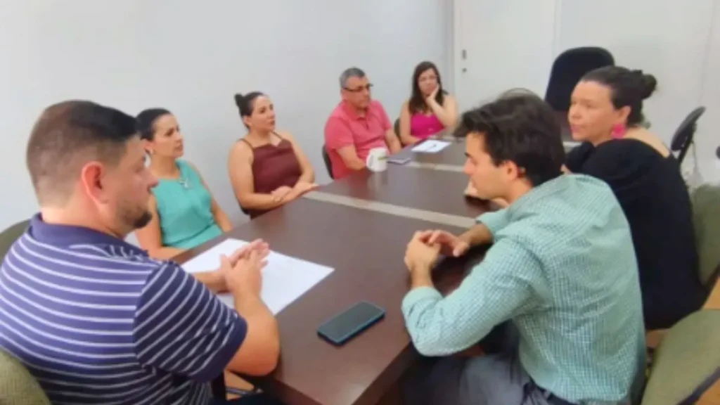 Câmara de Videira recebe representantes da Uvesc para discutir associação e capacitação legislativa