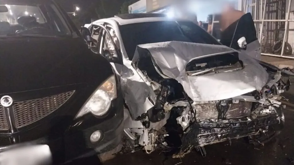 Fuga de ladrões termina em acidente com carro destruído