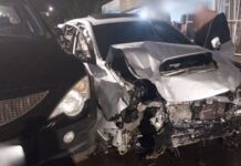 Fuga de ladrões termina em acidente com carro destruído