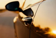 Menina de 5 anos esquecida dentro de carro é internada em estado grave