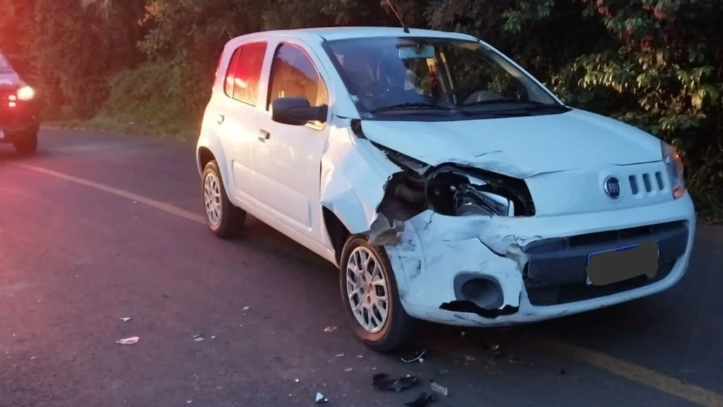 Colisão entre moto e carro deixa jovem ferido em Pinheiro Preto