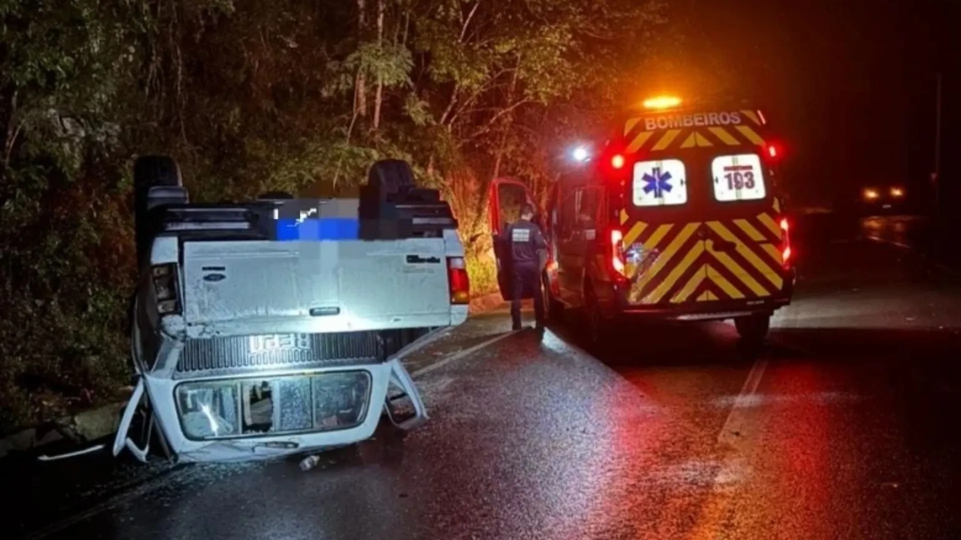 Motorista perde o controle, bate em barranco e capota na SC-453 em Ibicaré