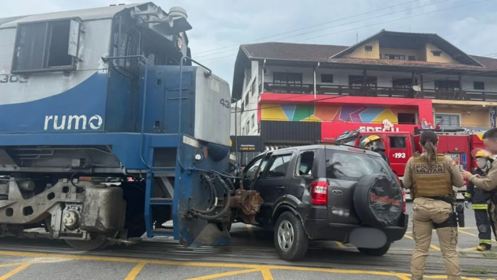 Trem atinge carro e o arrasta sobre o trilho em SC