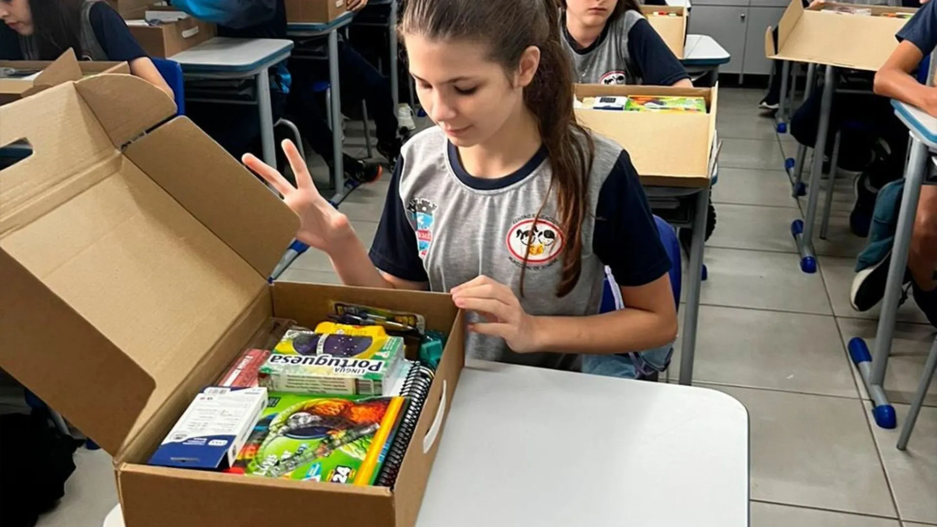 Alunos e professores de Iomerê recebem kits escolares completos