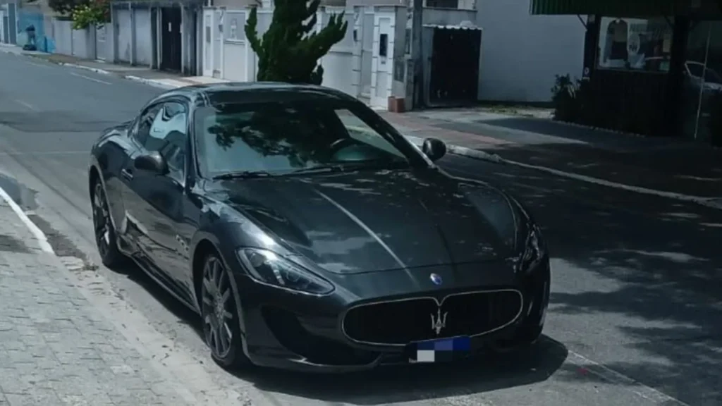 Carro milionário é guinchado com mais de R$ 47 mil em débitos em Balneário Camboriú