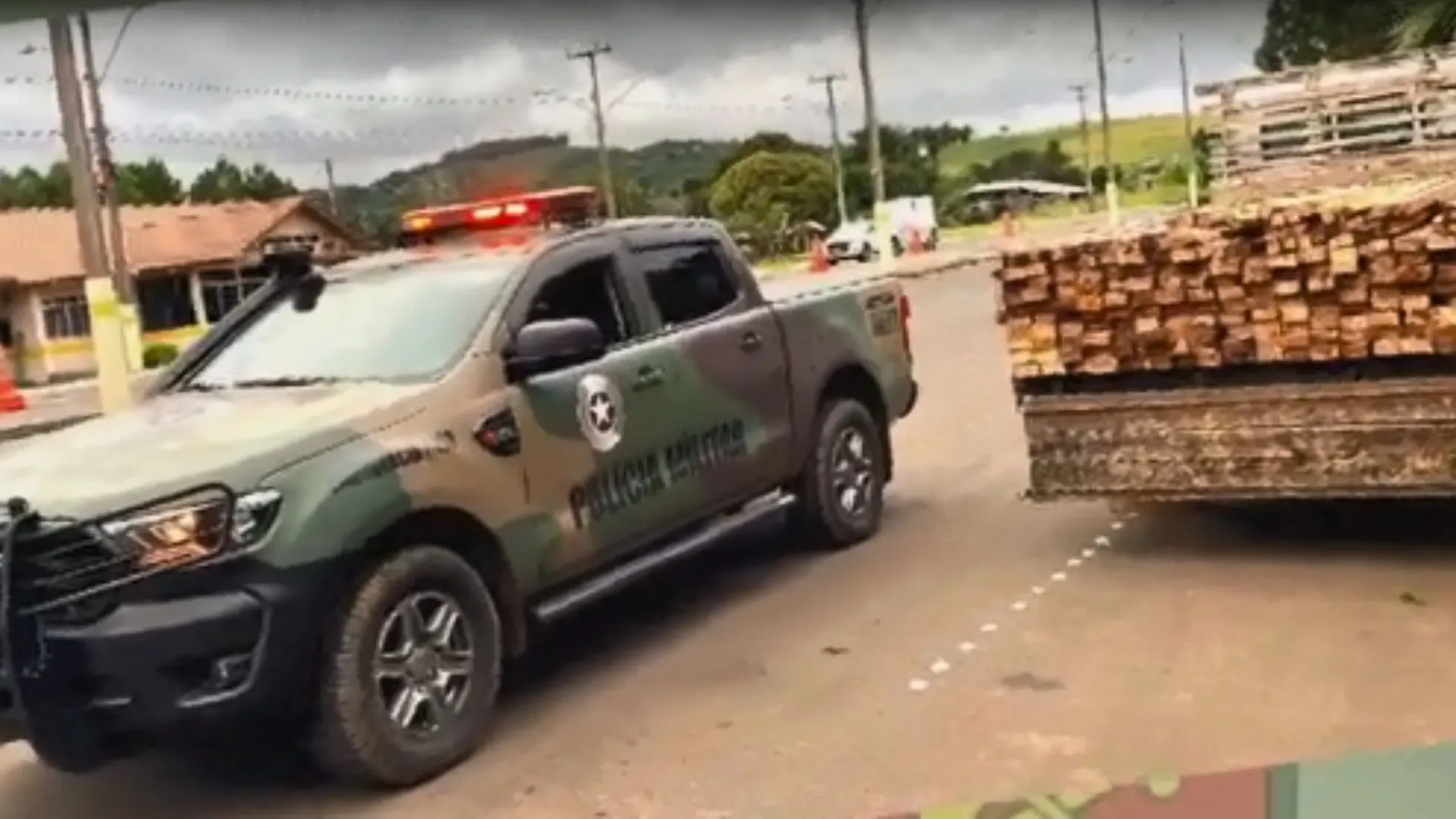 Carga de madeira ilegal é apreendida em Lebon Régis