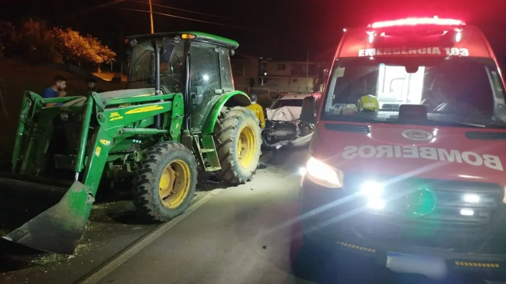 Batida contra trator deixa mulher ferida; quatro crianças estavam no carro