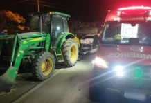 Batida contra trator deixa mulher ferida; quatro crianças estavam no carro